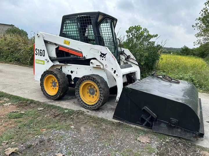 USED BOBCAT S160 Skid-steer Loader with Very Good Performance Is for Sale at a Low Price. - Mini pá carregadora: foto 2 USED BOBCAT S160 Skid-steer Loader with Very Good Performance Is for Sale at a Low Price. - Mini pá carregadora: foto 2