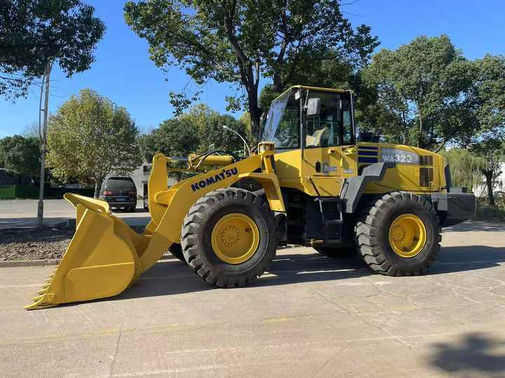 Used Komatsu WA320-5 Wheel Loader for Sale | Reliable Secondhand Construction Equipment with Export Support - Pá carregadora de rodas: foto 4 Used Komatsu WA320-5 Wheel Loader for Sale | Reliable Secondhand Construction Equipment with Export Support - Pá carregadora de rodas: foto 4