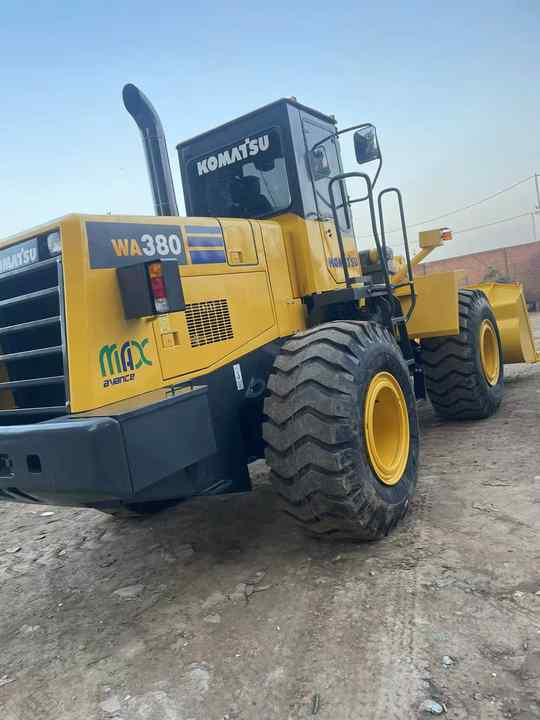 Used Komatsu WA380-3 Front Loader in Very Good Condition Strong Power komatsu 380 Wheel Loader Low Price Hot Sale - Pá carregadora de rodas: foto 5 Used Komatsu WA380-3 Front Loader in Very Good Condition Strong Power komatsu 380 Wheel Loader Low Price Hot Sale - Pá carregadora de rodas: foto 5