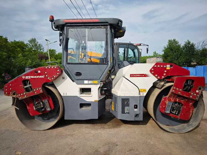Used Original Dynapac CC5200 Double Drum Vibratory Roller Dynapac 5200 15 Tons Compactor Roller Road Machinery on Sale - Compactador de asfalto: foto 3 Used Original Dynapac CC5200 Double Drum Vibratory Roller Dynapac 5200 15 Tons Compactor Roller Road Machinery on Sale - Compactador de asfalto: foto 3