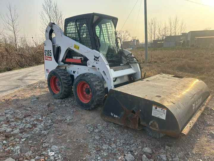 Used bobcat s185 skid steer loader on sale 100% excellent condition bobcat brand s185 s300 s550 s16 s18 skid steer sale - Mini pá carregadora: foto 4 Used bobcat s185 skid steer loader on sale 100% excellent condition bobcat brand s185 s300 s550 s16 s18 skid steer sale - Mini pá carregadora: foto 4