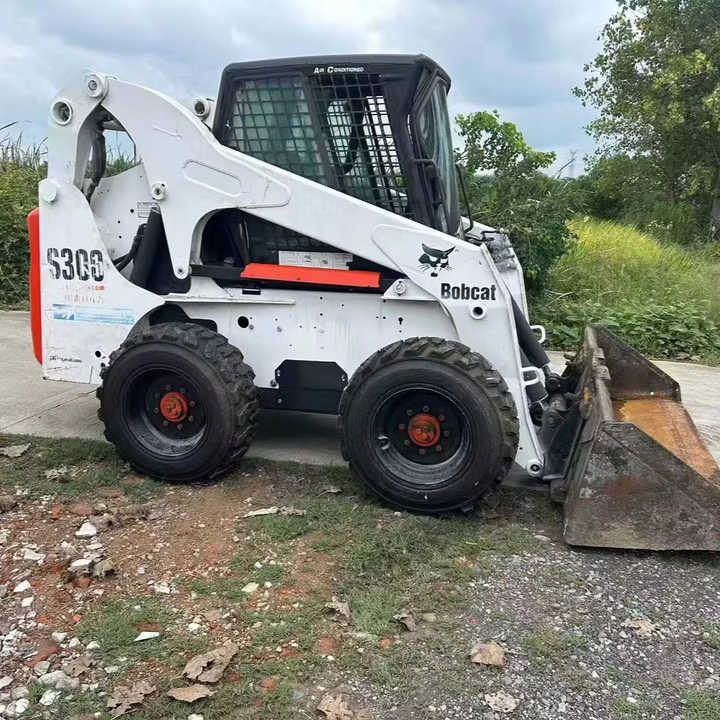 Very Good Machine Used Skid Wheel Loader Bobcat S300 for Sale - Mini pá carregadora: foto 1 Very Good Machine Used Skid Wheel Loader Bobcat S300 for Sale - Mini pá carregadora: foto 1