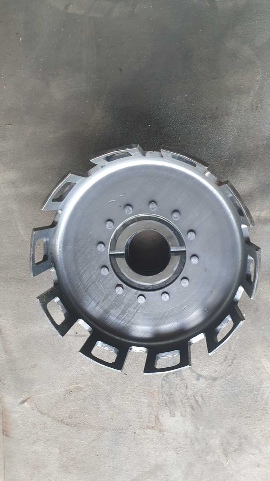 Kosz sprzęgła Deutz Fahr Same 0.900.0883.9 0.010.2911.0 - Peça de reposição para Máquina agrícola: foto 1 Kosz sprzęgła Deutz Fahr Same 0.900.0883.9 0.010.2911.0 - Peça de reposição para Máquina agrícola: foto 1