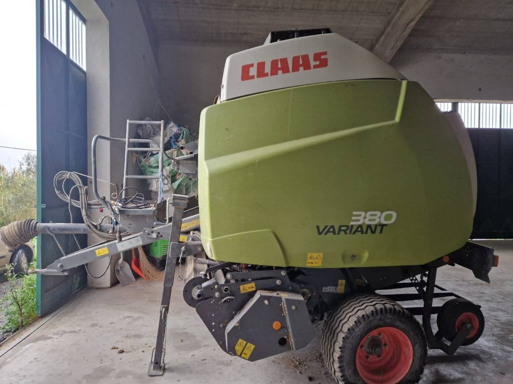 Claas VARIANT 380 PRO RF - Enfardadeira de fardos redondos: foto 1 Claas VARIANT 380 PRO RF - Enfardadeira de fardos redondos: foto 1