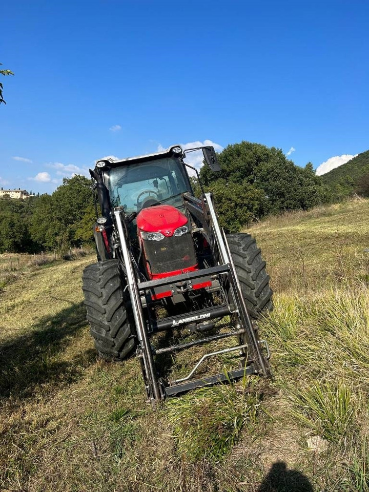 Massey Ferguson 5710 - Trator: foto 5 Massey Ferguson 5710 - Trator: foto 5