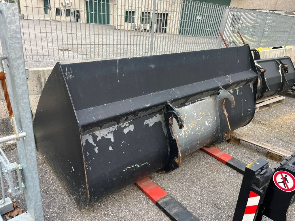 New Holland LM 430 - Empilhador telescópico: foto 5 New Holland LM 430 - Empilhador telescópico: foto 5