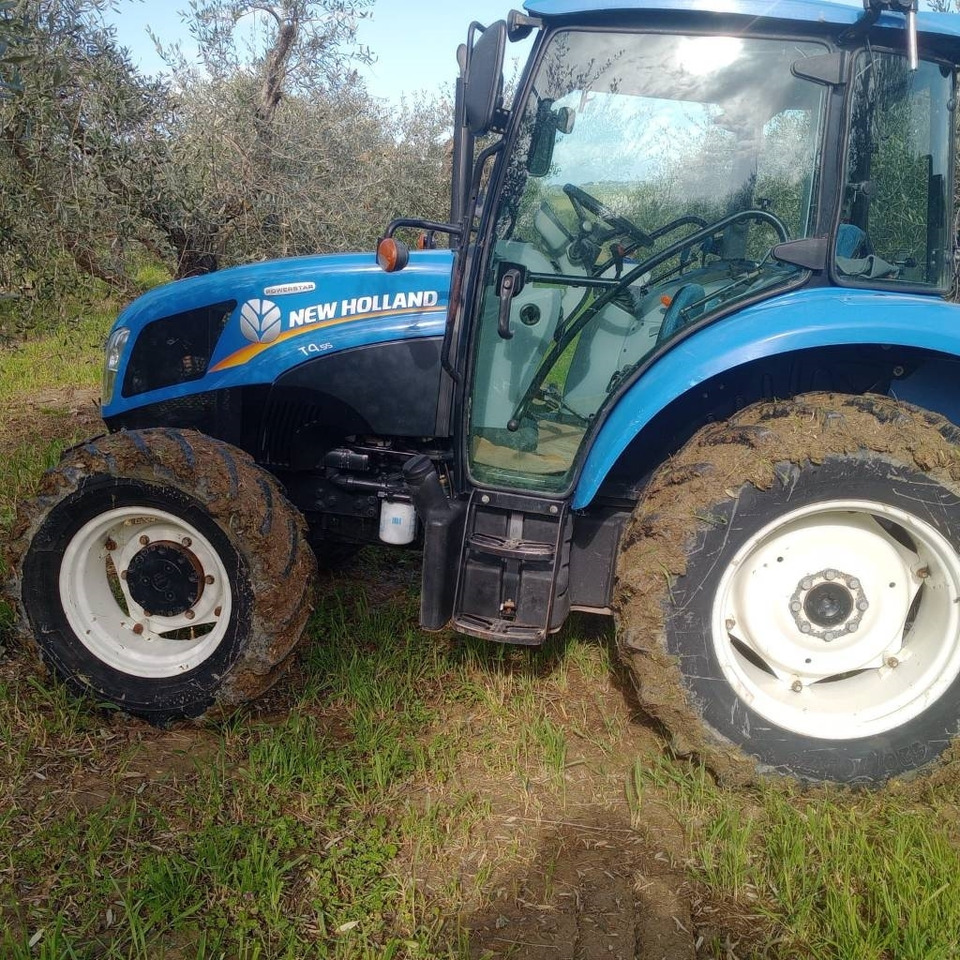 New Holland T 4.55 - Trator: foto 2 New Holland T 4.55 - Trator: foto 2