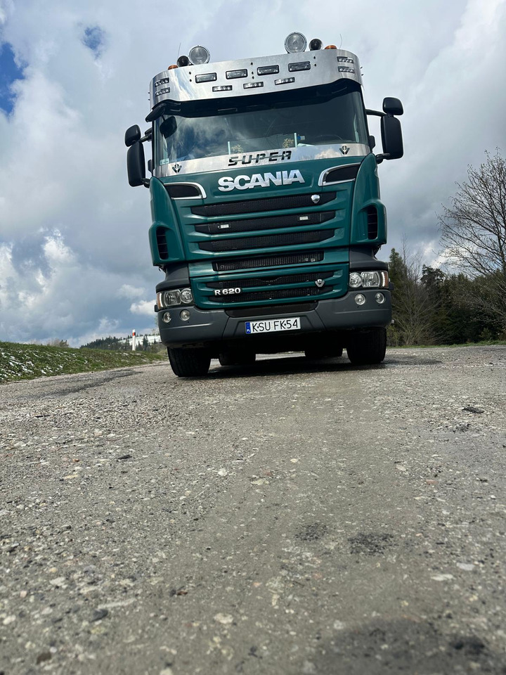 SCANIA R620 - Camião de transporte de madeira, Camião grua: foto 1 SCANIA R620 - Camião de transporte de madeira, Camião grua: foto 1