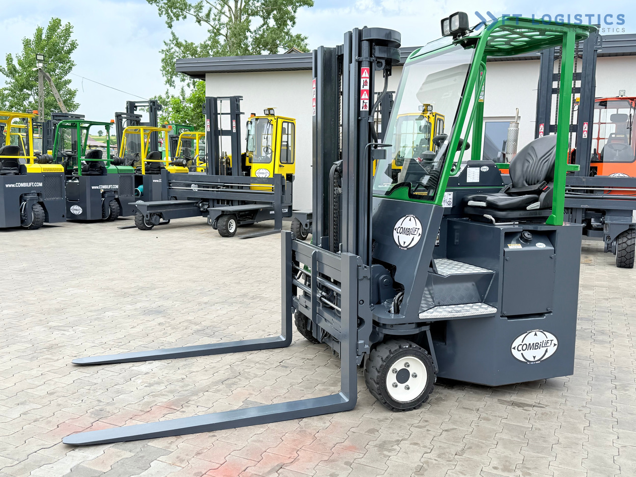 COMBILIFT CB3000 / DIESEL / TRIPLEX 4900MM / FREE LIFT / SIDESHIFT / FORK POSITIONER / 1500MM FORKS / LIKE NEW - Empilhador de 4 vias: foto 2 COMBILIFT CB3000 / DIESEL / TRIPLEX 4900MM / FREE LIFT / SIDESHIFT / FORK POSITIONER / 1500MM FORKS / LIKE NEW - Empilhador de 4 vias: foto 2