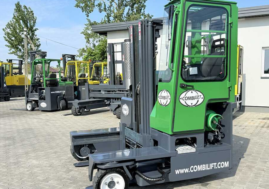 Combilift C2500 / LPG / TRIPLEX 4900 mm / Free Lift / Only 2,446 Operating Hours / Fork Positioner / Full Cabin / Excellent Condition. Wide range of multidirectional and sideloader forklifts available - Empilhador de 4 vias: foto 3 Combilift C2500 / LPG / TRIPLEX 4900 mm / Free Lift / Only 2,446 Operating Hours / Fork Positioner / Full Cabin / Excellent Condition. Wide range of multidirectional and sideloader forklifts available - Empilhador de 4 vias: foto 3
