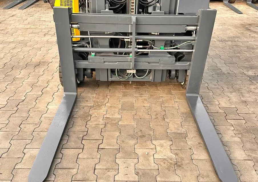 Combilift C2500CB / DUPLEX / 4100MM / DIESEL / FREE LIFT / FORK POSITIONER / SIDE SHIFT / LIKE NEW - Empilhador de 4 vias: foto 5 Combilift C2500CB / DUPLEX / 4100MM / DIESEL / FREE LIFT / FORK POSITIONER / SIDE SHIFT / LIKE NEW - Empilhador de 4 vias: foto 5