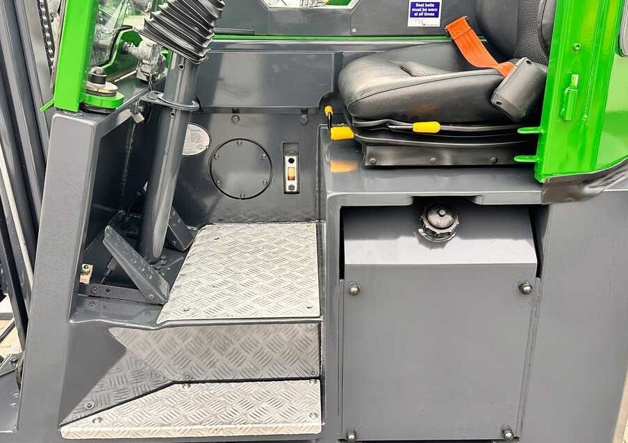 Combilift C2500CB / TRIPLEX / DIESEL / 4900MM / FREE LIFT / POSITIONER 1720MM / LIKE NEW - Empilhador de 4 vias: foto 4 Combilift C2500CB / TRIPLEX / DIESEL / 4900MM / FREE LIFT / POSITIONER 1720MM / LIKE NEW - Empilhador de 4 vias: foto 4