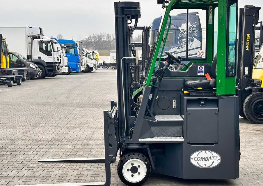 Combilift C2500CB / TRIPLEX / DIESEL / 4900MM / FREE LIFT / POSITIONER 1720MM / LIKE NEW - Empilhador de 4 vias: foto 3 Combilift C2500CB / TRIPLEX / DIESEL / 4900MM / FREE LIFT / POSITIONER 1720MM / LIKE NEW - Empilhador de 4 vias: foto 3
