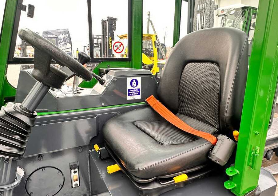 Combilift C2500CB / TRIPLEX / DIESEL / 4900MM / FREE LIFT / POSITIONER 1720MM / LIKE NEW - Empilhador de 4 vias: foto 5 Combilift C2500CB / TRIPLEX / DIESEL / 4900MM / FREE LIFT / POSITIONER 1720MM / LIKE NEW - Empilhador de 4 vias: foto 5