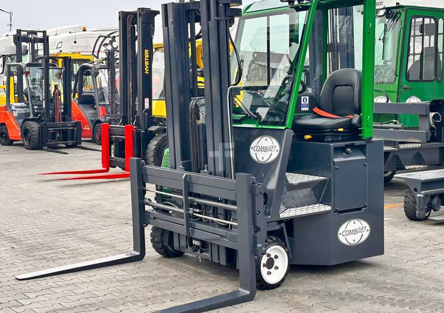 Combilift C2500CB / TRIPLEX / DIESEL / 4900MM / FREE LIFT / POSITIONER 1720MM / LIKE NEW - Empilhador de 4 vias: foto 1 Combilift C2500CB / TRIPLEX / DIESEL / 4900MM / FREE LIFT / POSITIONER 1720MM / LIKE NEW - Empilhador de 4 vias: foto 1
