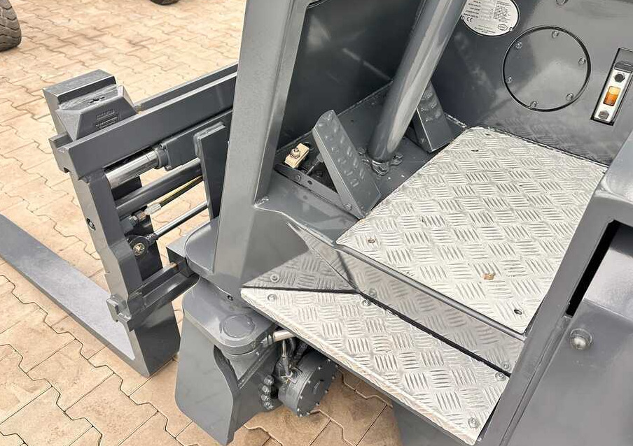 Empilhador de 4 vias Combilift C2500CB / TRIPLEX / DIESEL / 4900MM / FREE LIFT / POSITIONER 1720MM / LIKE NEW: foto 32