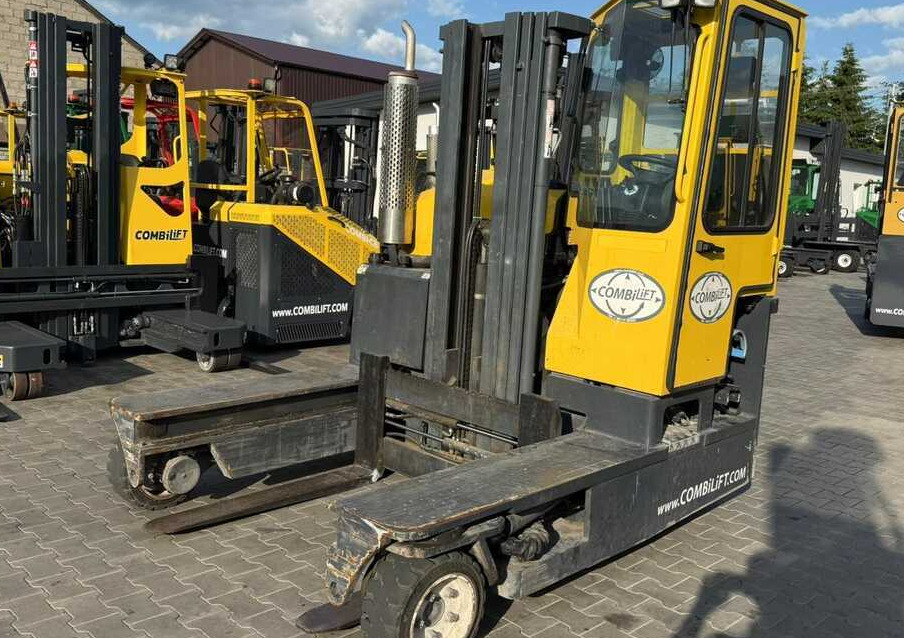 Combilift C3000 / ONLY 1510 HOURS / GAS / TRIPLEX 4900 / LIKE NEW - Empilhador de 4 vias: foto 1 Combilift C3000 / ONLY 1510 HOURS / GAS / TRIPLEX 4900 / LIKE NEW - Empilhador de 4 vias: foto 1