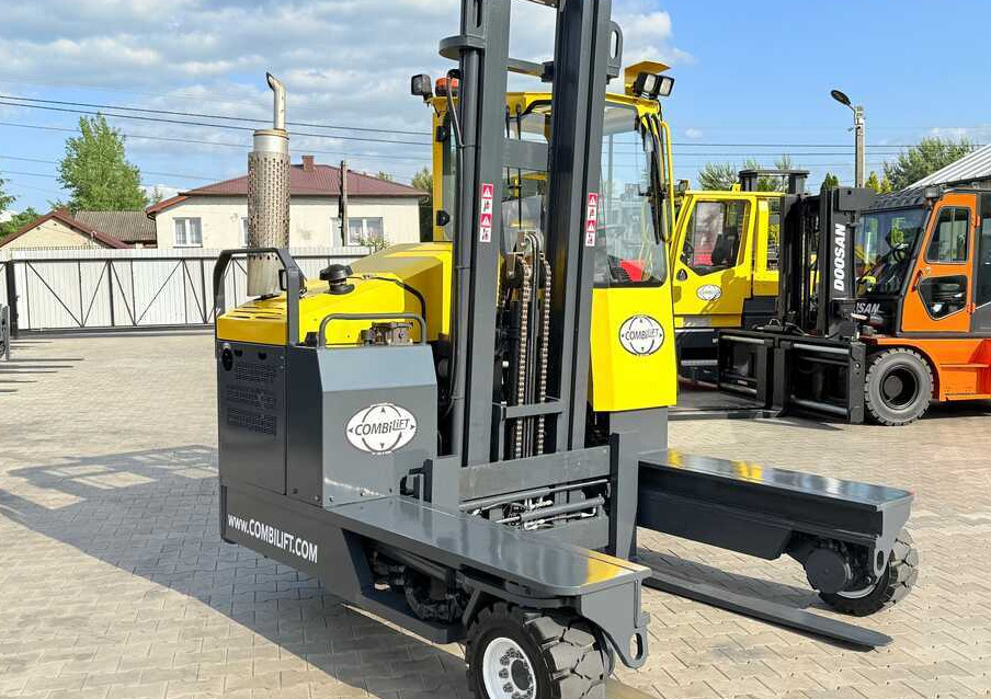 Combilift C4000 / DIESEL / DUPLEX - 4100MM / POSITIONER / ONLY 2951 MTH / LIKE NEW - Empilhador de 4 vias: foto 4 Combilift C4000 / DIESEL / DUPLEX - 4100MM / POSITIONER / ONLY 2951 MTH / LIKE NEW - Empilhador de 4 vias: foto 4