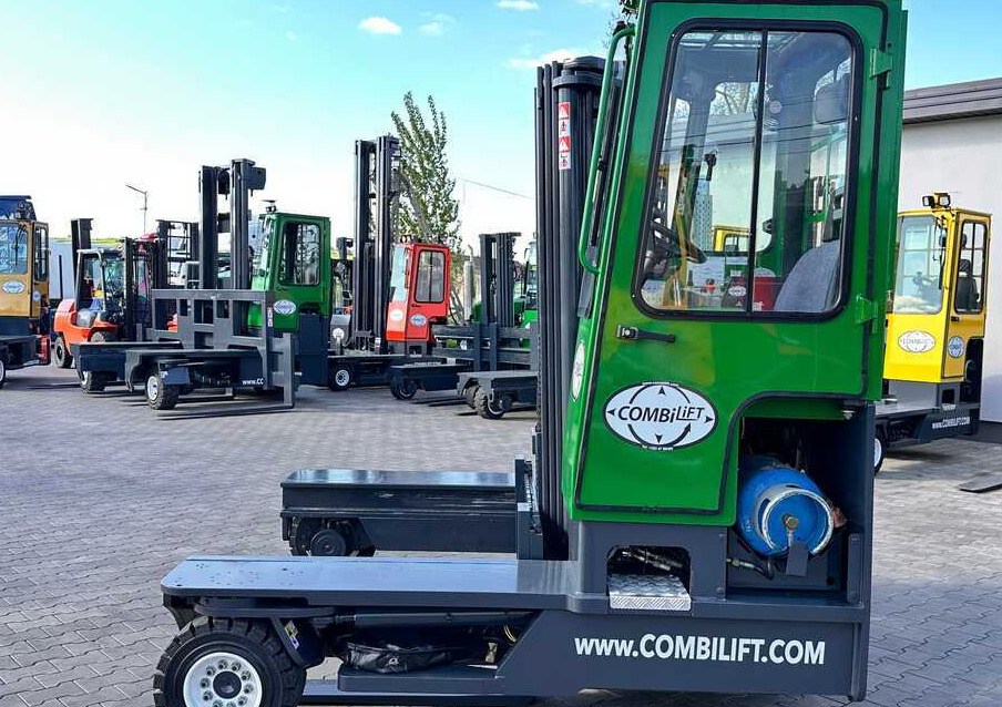 Combilift C4000 / TRIPLEX / 4900MM / GAS / FREE LIFT / FORK SIDE SHIFT / LIKE NEW - Empilhador de 4 vias: foto 2 Combilift C4000 / TRIPLEX / 4900MM / GAS / FREE LIFT / FORK SIDE SHIFT / LIKE NEW - Empilhador de 4 vias: foto 2