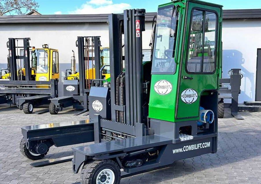 Combilift C4000 / TRIPLEX / 4900MM / GAS / FREE LIFT / FORK SIDE SHIFT / LIKE NEW - Empilhador de 4 vias: foto 1 Combilift C4000 / TRIPLEX / 4900MM / GAS / FREE LIFT / FORK SIDE SHIFT / LIKE NEW - Empilhador de 4 vias: foto 1