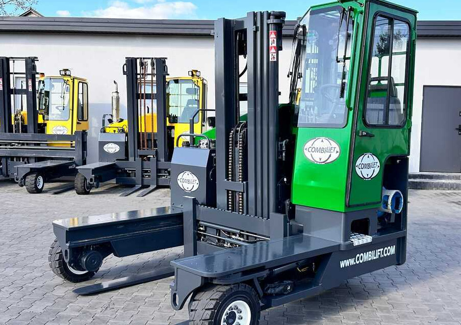 Combilift C4000 / TRIPLEX / 4900MM / GAS / FREE LIFT / FORK SIDE SHIFT / LIKE NEW - Empilhador de 4 vias: foto 3 Combilift C4000 / TRIPLEX / 4900MM / GAS / FREE LIFT / FORK SIDE SHIFT / LIKE NEW - Empilhador de 4 vias: foto 3