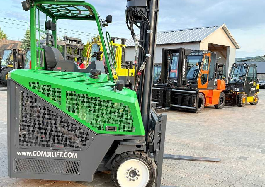 Combilift C4000CB / TRIPLEX - 5200MM / LPG / FREE LIFT / FORK POSITIONER / FORK SIDESHIFT / HEIGHT 2450MM / LIKE NEW - Empilhador de 4 vias: foto 5 Combilift C4000CB / TRIPLEX - 5200MM / LPG / FREE LIFT / FORK POSITIONER / FORK SIDESHIFT / HEIGHT 2450MM / LIKE NEW - Empilhador de 4 vias: foto 5