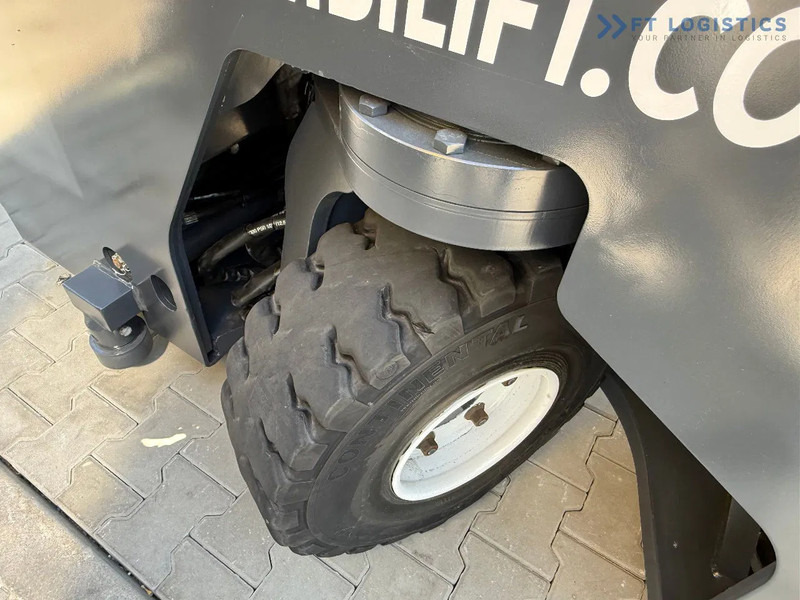 Empilhador de 4 vias Combilift C5000E / ELECTRIC / TRIPLEX 8300MM / FULL FREE LIFT / WIDE FORK POSITIONER / SIDE SHIFT / BATTERY LIKE NEW C5000E / ELECTRIC / T: foto 7 Empilhador de 4 vias Combilift C5000E / ELECTRIC / TRIPLEX 8300MM / FULL FREE LIFT / WIDE FORK POSITIONER / SIDE SHIFT / BATTERY LIKE NEW C5000E / ELECTRIC / T: foto 7