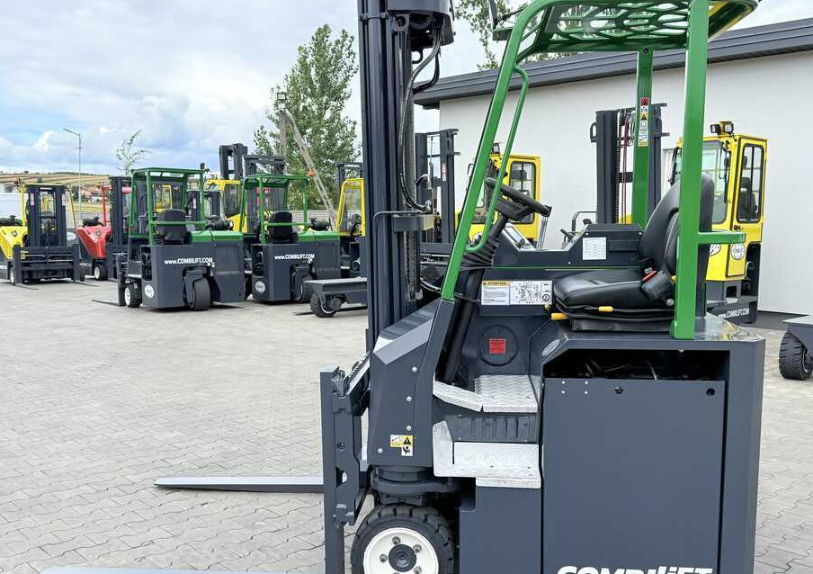 Combilift CBE2500 / TRIPLEX / 5500MM / FREE LIFT / ELECTRIC DRIVE / ONLY 2300 MTH / POSITIONER / SIDE SHIFT / NEW TYRES / LIKE NEW A wide range of four-way and side loaders, tailored to diverse needs - Empilhador de 4 vias: foto 3 Combilift CBE2500 / TRIPLEX / 5500MM / FREE LIFT / ELECTRIC DRIVE / ONLY 2300 MTH / POSITIONER / SIDE SHIFT / NEW TYRES / LIKE NEW A wide range of four-way and side loaders, tailored to diverse needs - Empilhador de 4 vias: foto 3