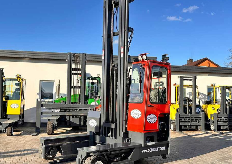 Combilift COMBILIFT C4000 – TRIPLEX 9300 mm – Year 2017 – GAS – FREE LIFT – FORK SIDE SHIFT – CONDITION 5/5 - Empilhador de 4 vias: foto 1 Combilift COMBILIFT C4000 – TRIPLEX 9300 mm – Year 2017 – GAS – FREE LIFT – FORK SIDE SHIFT – CONDITION 5/5 - Empilhador de 4 vias: foto 1