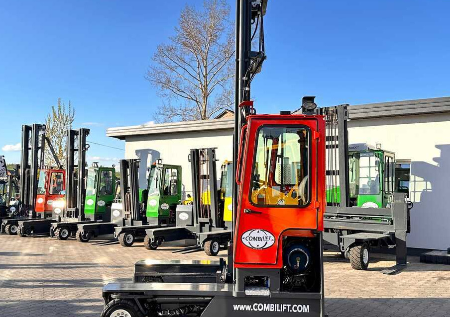 Combilift COMBILIFT C4000 – TRIPLEX 9300 mm – Year 2017 – GAS – FREE LIFT – FORK SIDE SHIFT – CONDITION 5/5 - Empilhador de 4 vias: foto 3 Combilift COMBILIFT C4000 – TRIPLEX 9300 mm – Year 2017 – GAS – FREE LIFT – FORK SIDE SHIFT – CONDITION 5/5 - Empilhador de 4 vias: foto 3