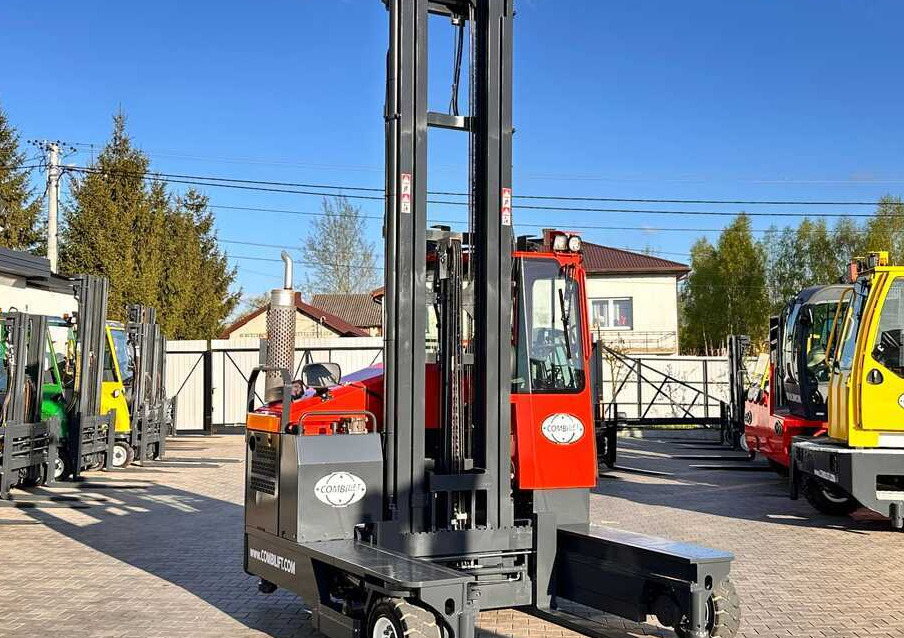 Combilift COMBILIFT C4000 – TRIPLEX 9300 mm – Year 2017 – GAS – FREE LIFT – FORK SIDE SHIFT – CONDITION 5/5 - Empilhador de 4 vias: foto 5 Combilift COMBILIFT C4000 – TRIPLEX 9300 mm – Year 2017 – GAS – FREE LIFT – FORK SIDE SHIFT – CONDITION 5/5 - Empilhador de 4 vias: foto 5
