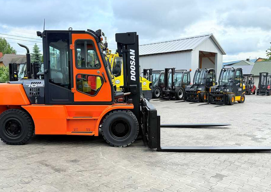 Doosan DOOSAN / DUPLEX 3000MM / SIDE SHIFT / FORK POSITIONER / 2500MM FORKS / 7000KG / CABIN / LIKE NEW - Empilhador a diesel: foto 4 Doosan DOOSAN / DUPLEX 3000MM / SIDE SHIFT / FORK POSITIONER / 2500MM FORKS / 7000KG / CABIN / LIKE NEW - Empilhador a diesel: foto 4