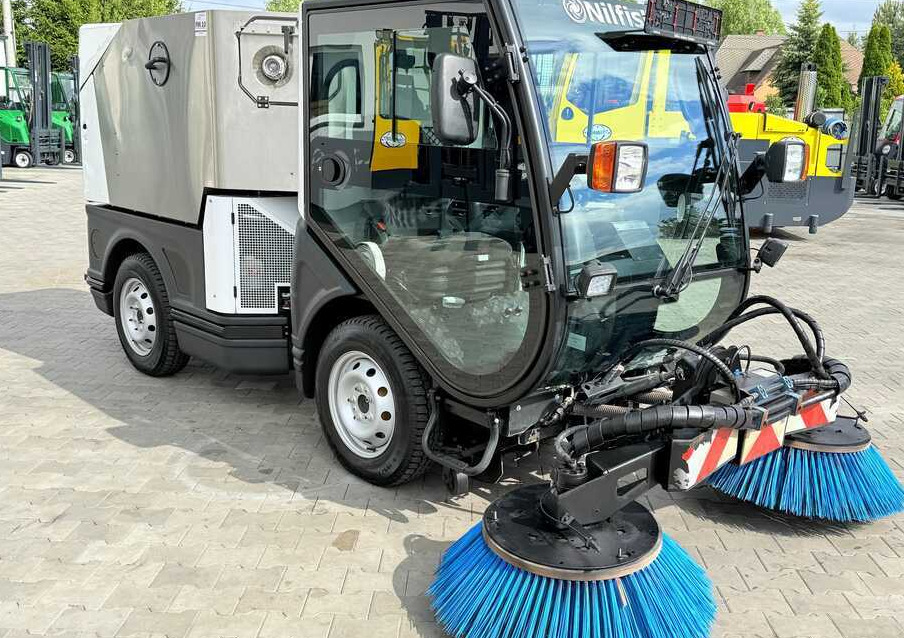 Nilfisk Nilfisk City Ranger 3500 – Articulated Municipal Sweeper | Year 2017 | On - Varredora urbana: foto 5 Nilfisk Nilfisk City Ranger 3500 – Articulated Municipal Sweeper | Year 2017 | On - Varredora urbana: foto 5