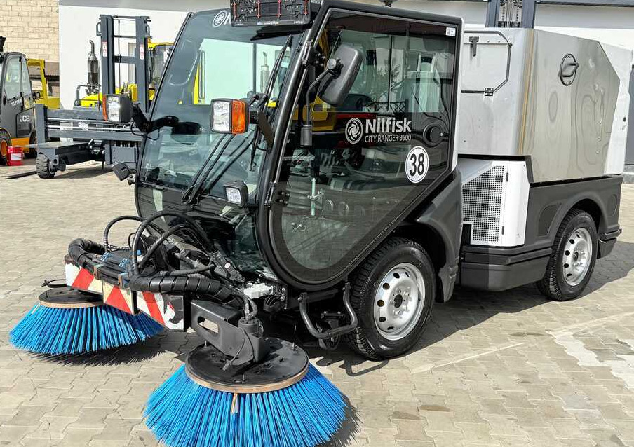 Nilfisk Nilfisk City Ranger 3500 – Articulated Municipal Sweeper | Year 2017 | On - Varredora urbana: foto 1 Nilfisk Nilfisk City Ranger 3500 – Articulated Municipal Sweeper | Year 2017 | On - Varredora urbana: foto 1