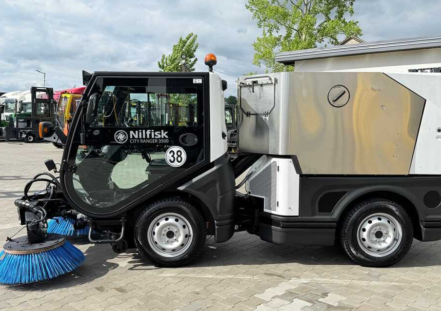 Nilfisk Nilfisk City Ranger 3500 – Articulated Municipal Sweeper | Year 2017 | On - Varredora urbana: foto 2 Nilfisk Nilfisk City Ranger 3500 – Articulated Municipal Sweeper | Year 2017 | On - Varredora urbana: foto 2