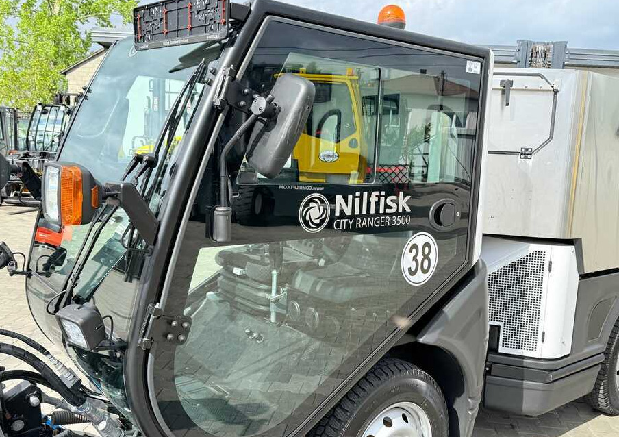 Nilfisk Nilfisk City Ranger 3500 – Articulated Municipal Sweeper | Year 2017 | On - Varredora urbana: foto 4 Nilfisk Nilfisk City Ranger 3500 – Articulated Municipal Sweeper | Year 2017 | On - Varredora urbana: foto 4