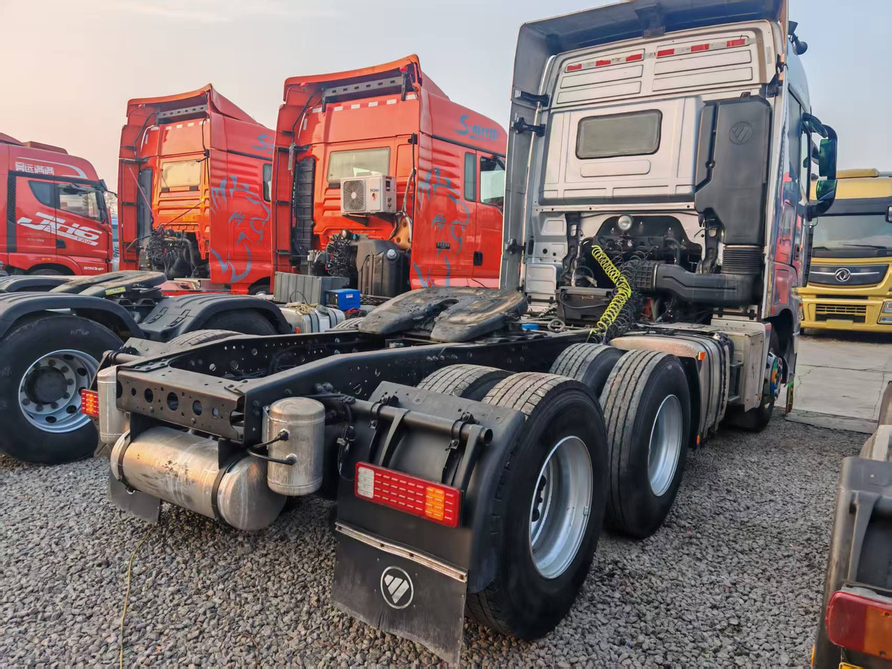 AUMAN 560HP - Semi-reboque basculante: foto 4 AUMAN 560HP - Semi-reboque basculante: foto 4