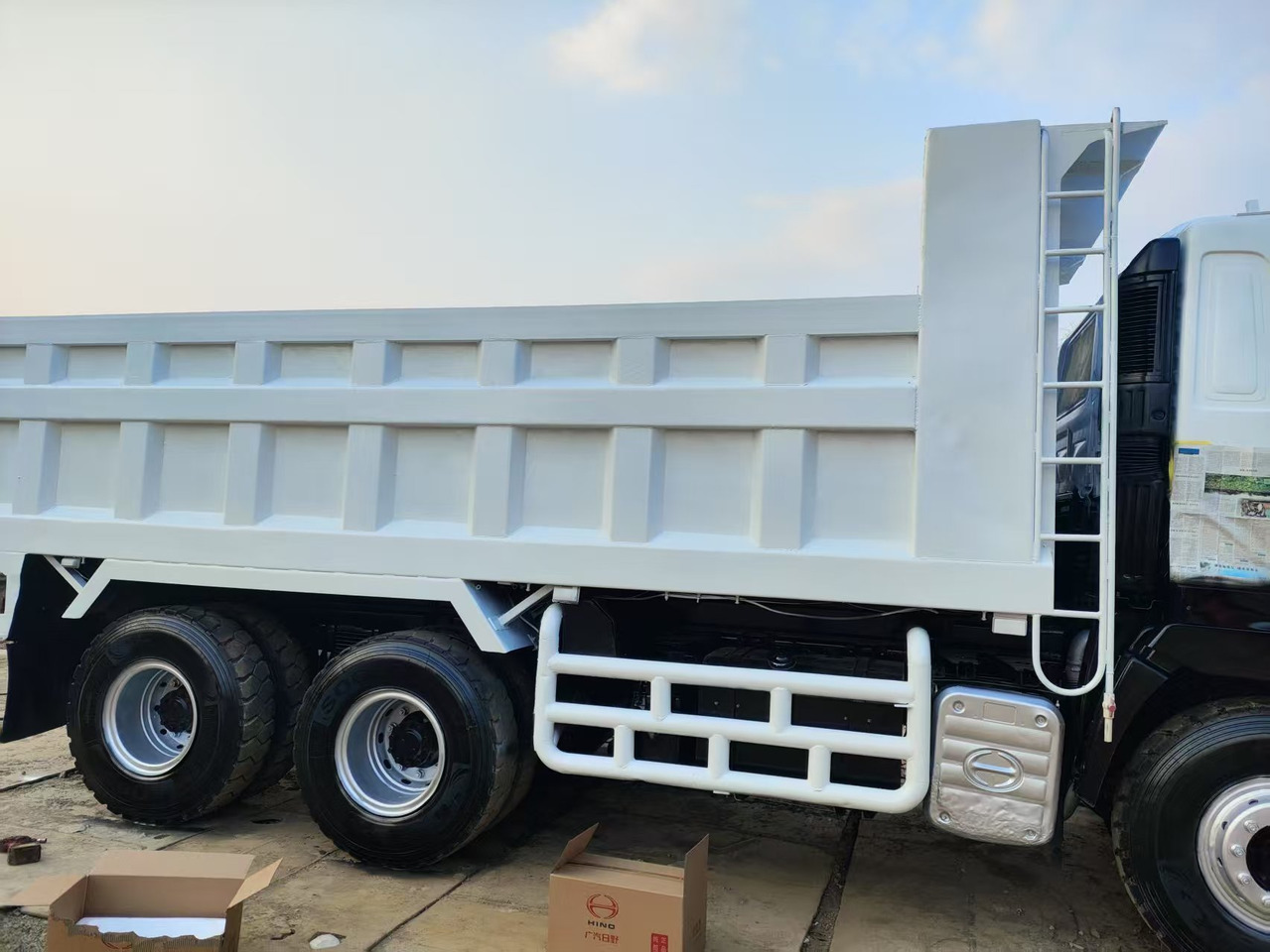 HINO HINO 700 - Camião basculante: foto 1 HINO HINO 700 - Camião basculante: foto 1