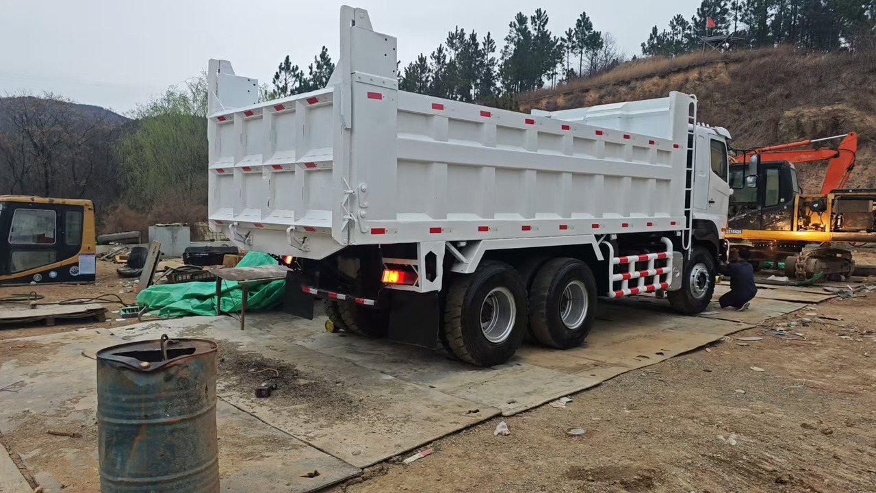 HINO HINO 700 - Camião basculante: foto 4 HINO HINO 700 - Camião basculante: foto 4