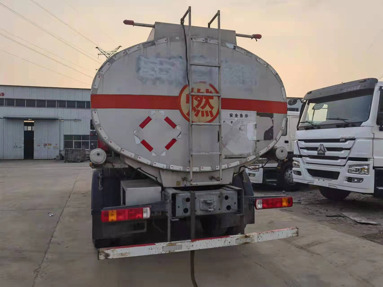 HOWO 20 cubic meters - Camião cisterna: foto 2 HOWO 20 cubic meters - Camião cisterna: foto 2