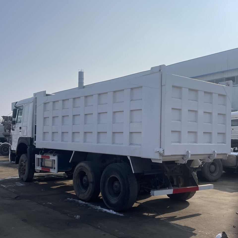 HOWO 6*4 DUMP TRUCK - Camião basculante: foto 4 HOWO 6*4 DUMP TRUCK - Camião basculante: foto 4