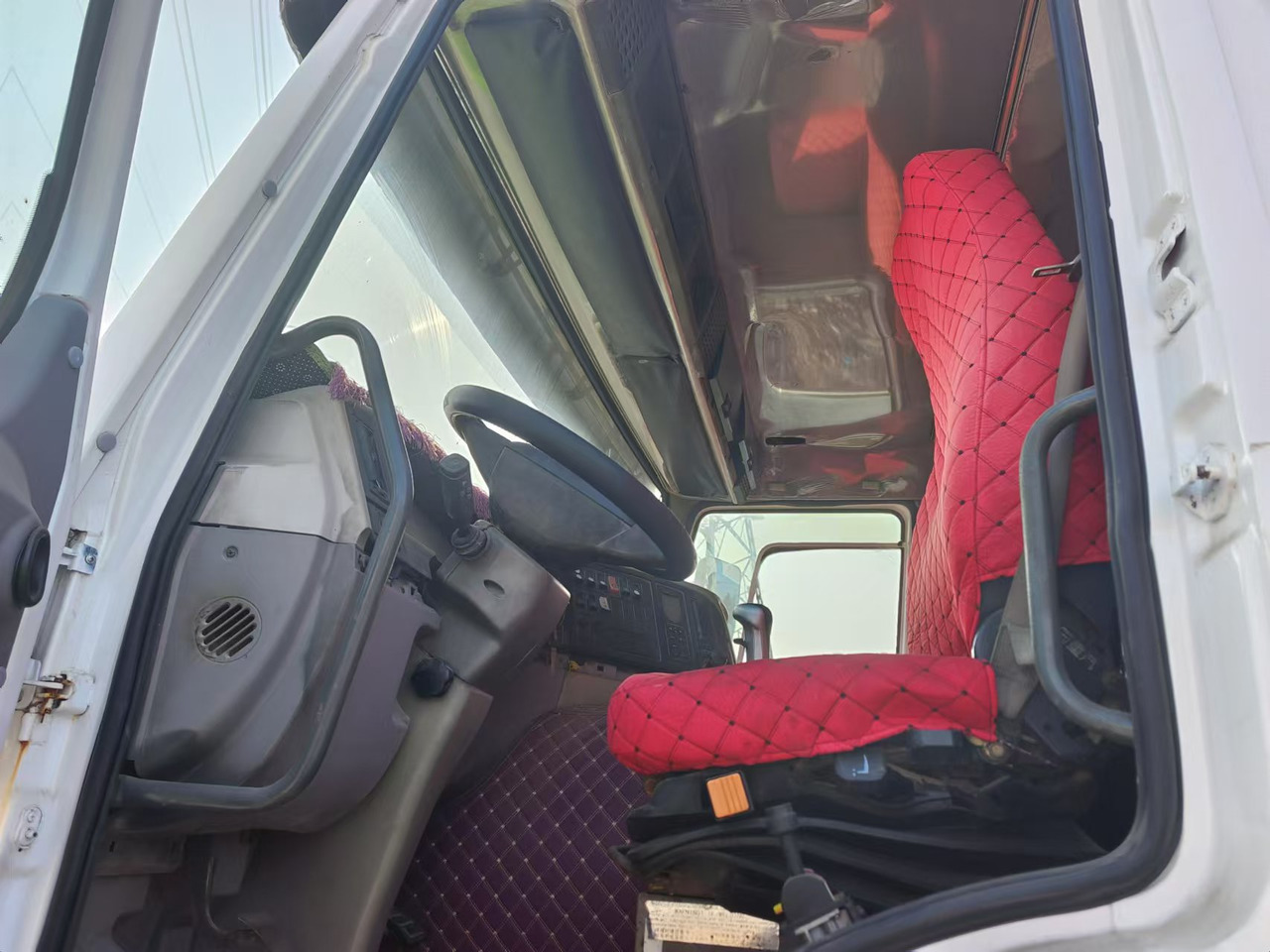 HOWO,XCMG HOWO 375,XCMG MSQS300-4 12 tons - Camião cisterna: foto 4 HOWO,XCMG HOWO 375,XCMG MSQS300-4 12 tons - Camião cisterna: foto 4