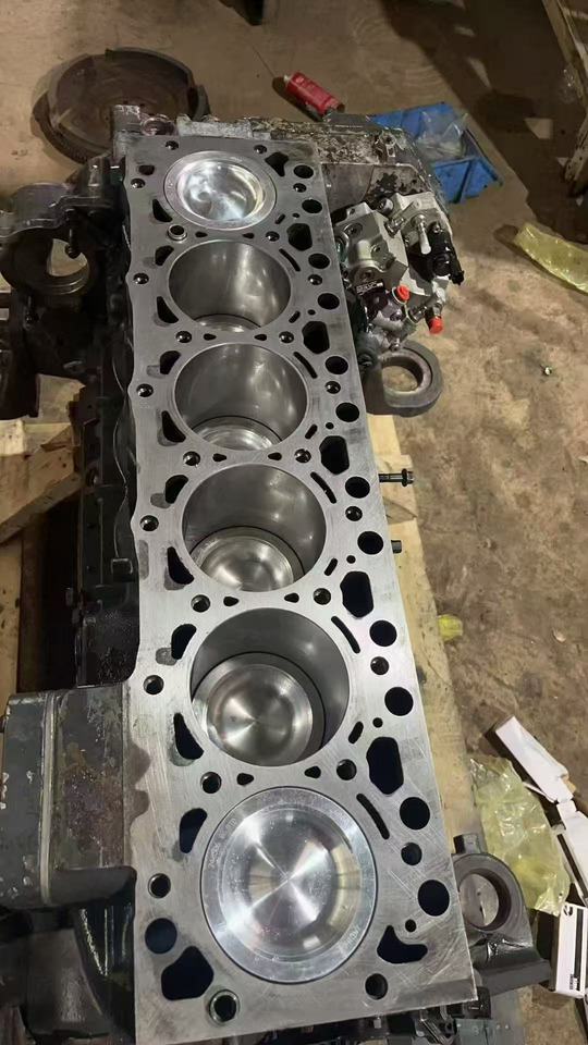 KOMATSU SAA6D107E-1 - Bloco do motor para Escavadeira: foto 1 KOMATSU SAA6D107E-1 - Bloco do motor para Escavadeira: foto 1