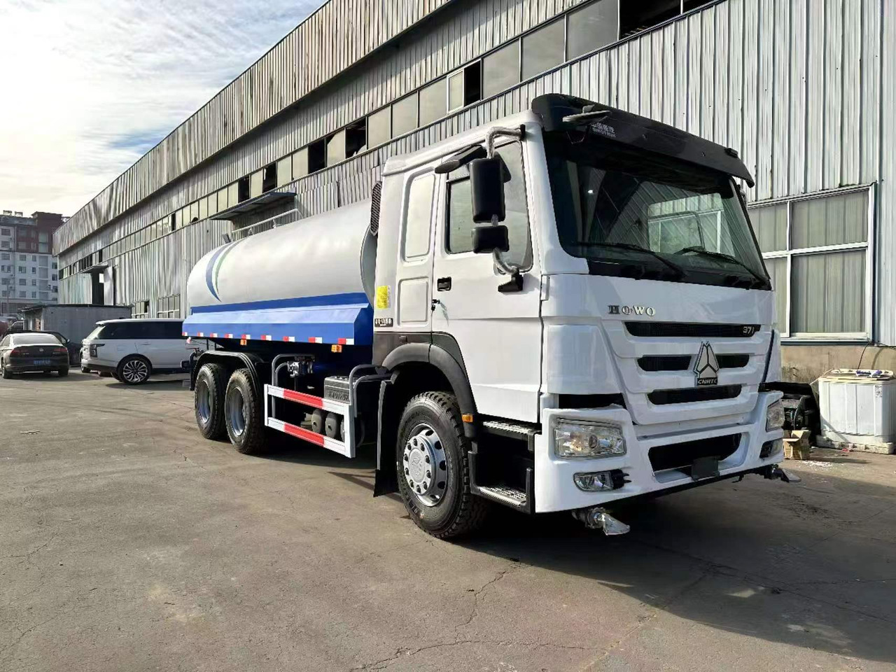 SINOTRUK HOWO 371 20 cubic meter sprinkler - Camião transportador de contêineres/ Caixa móvel: foto 1 SINOTRUK HOWO 371 20 cubic meter sprinkler - Camião transportador de contêineres/ Caixa móvel: foto 1
