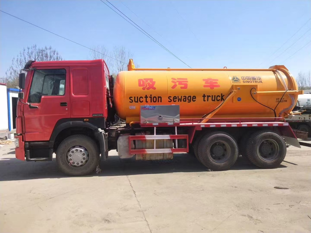 SINOTRUK SINOTRUK 336 suction sewage truck - Camião transportador de contêineres/ Caixa móvel: foto 1 SINOTRUK SINOTRUK 336 suction sewage truck - Camião transportador de contêineres/ Caixa móvel: foto 1