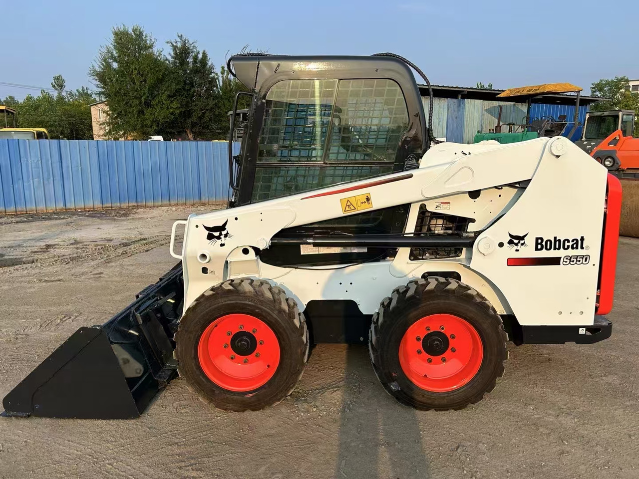BOBCAT High Performance Low Hours Excellent Condition Reliable Second Hand Bobcat S550 Skid Steer Loader in Stock for Sale - Máquina de construção: foto 2 BOBCAT High Performance Low Hours Excellent Condition Reliable Second Hand Bobcat S550 Skid Steer Loader in Stock for Sale - Máquina de construção: foto 2