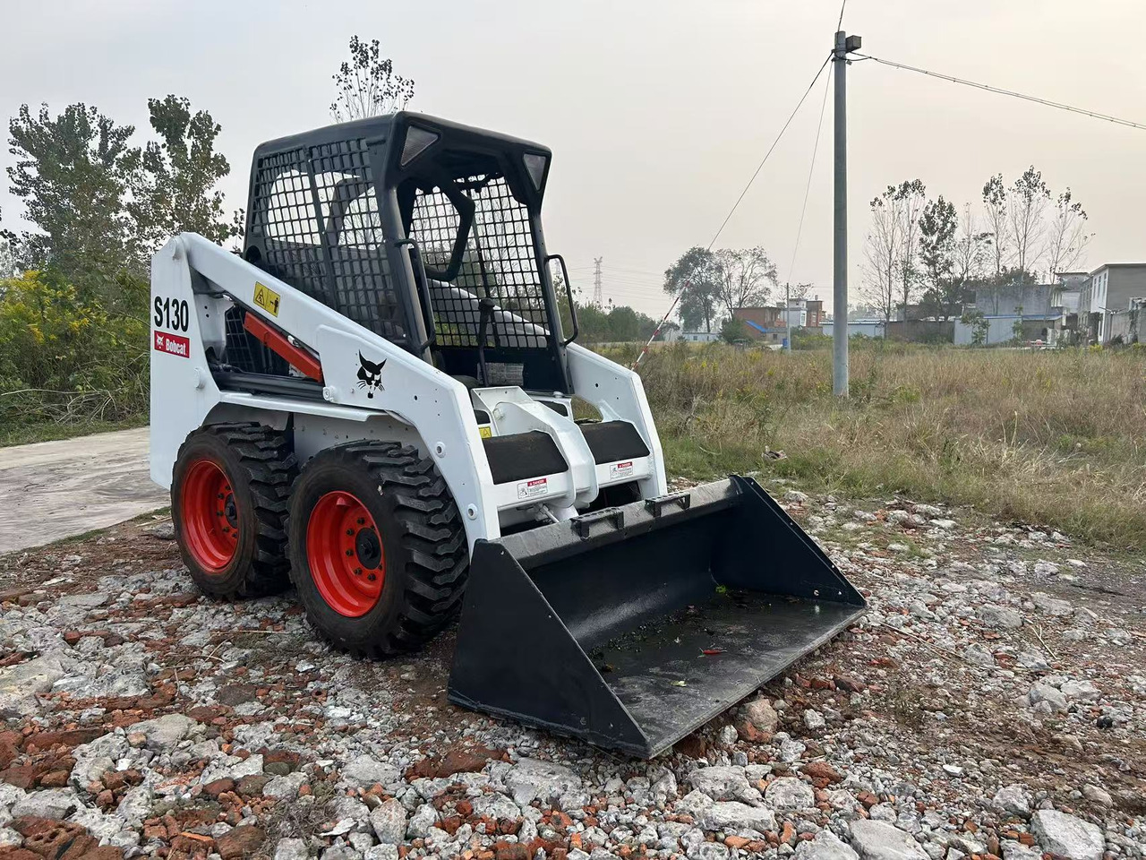 BOBCAT used skidsteer Bobcat S130 - Máquina de construção: foto 3 BOBCAT used skidsteer Bobcat S130 - Máquina de construção: foto 3