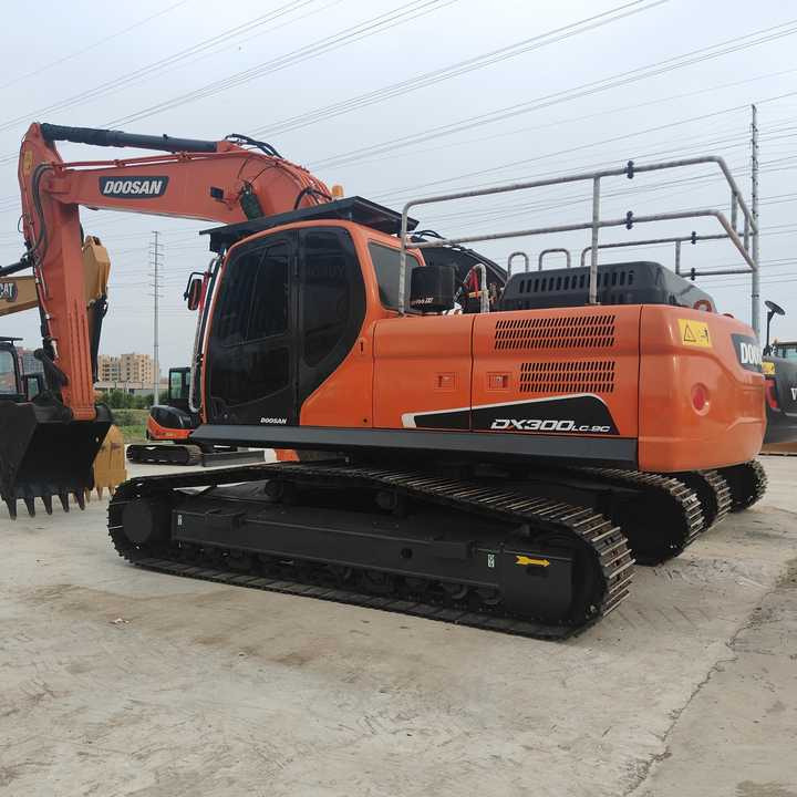 Used Digger DOOSAN DX300 Construction Machinery Construction Digger Used DOOSAN DX300 Cheap Excavator - Escavadora de rastos: foto 1 Used Digger DOOSAN DX300 Construction Machinery Construction Digger Used DOOSAN DX300 Cheap Excavator - Escavadora de rastos: foto 1