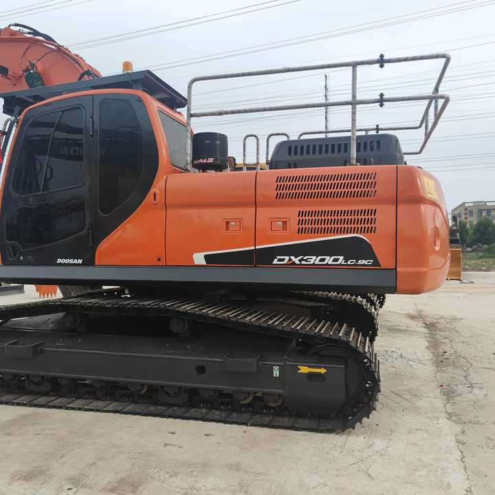 Used Digger DOOSAN DX300 Construction Machinery Construction Digger Used DOOSAN DX300 Cheap Excavator - Escavadora de rastos: foto 2 Used Digger DOOSAN DX300 Construction Machinery Construction Digger Used DOOSAN DX300 Cheap Excavator - Escavadora de rastos: foto 2