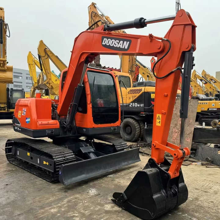 Used Digger DOOSAN DX75 Construction Machinery Construction Digger Used DOOSAN DX75 Cheap Excavator - Escavadora de rastos: foto 1 Used Digger DOOSAN DX75 Construction Machinery Construction Digger Used DOOSAN DX75 Cheap Excavator - Escavadora de rastos: foto 1